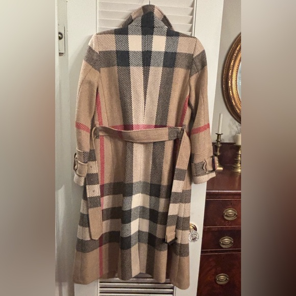 Burberry Classic Plaid Trench Coat with Red Accents - Picture 12 of 12